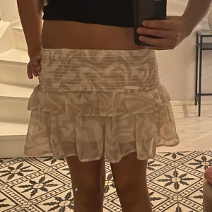 Kjol - Säljer denna jättefina volang kjolen från Kappahl då den inte kommer till användning, skriv för fler bilder! Passar mig som har xs/s i storlek