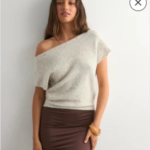 Beige offshoulder stickad topp - Superfin beige stickad topp med offshoulder-design. Bara andvänd ett fåtal gånger💕