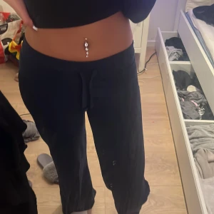 Mörkblåa mjukisbyxor med snörning - Säljer ett par mörkblåa mjukisbyxor med snörning i midjan. Byxorna har en loose passform och är perfekta för chill dagar. Materialet är mjukt och bekvämt, och midjan är midwaist. Passar dig som gillar avslappnad stil.