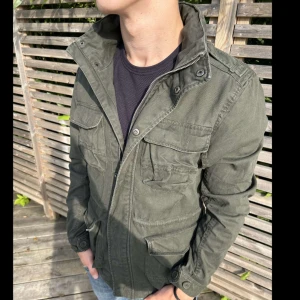 Field jacket  - Säljer denna tvär feta Field jacket perfekt inför hösten🍁Modellen på bilden är ca 180 cm lång och väger 75 kg. Tveka inte på att kontakta mig vid minsta fundering🙌