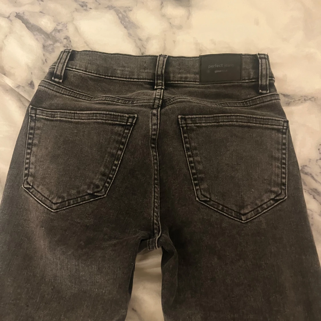 Svarta low waist jeans ifrån Gina tricot - 2