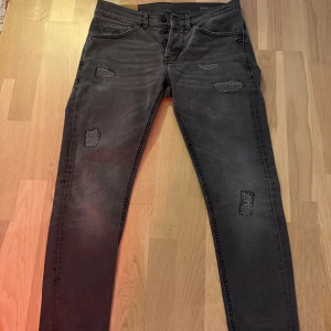 Dondup jeans  - Säljer nu dessa feta dondup jeansen! Dondup jeansen är i fint skick! Nypris 4000+! Snabb affär=bättre pris! 