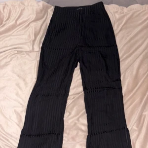 Svarta randiga kostymbyxor Stockh LM - Supersnygga samt sköna svarta kostymbyxor från Stockh LM med diskret randigt mönster. ❤️Byxorna har raka ben, midrise midja och en cool silverring-detalj bak. Perfekta för kontoret. Aldrig använda, och tyvärr för små för mig nu. 