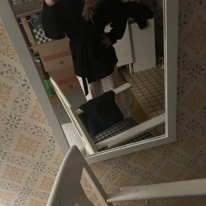Svart kappa från Gina Tricot - Säljer en svart kappa från Gina Tricot  med bälte i midjan. Jackan har lång ärm och en clean, stilren look som funkar till många outfits. Jag bär egentligen storlek (S) men köpte denna jacka i(L) och den sitter väldigt bra på mig ändå.