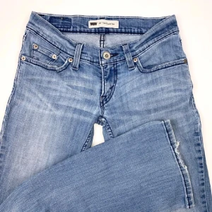 Ultralågmidjade jeans - W24, L 32. Säljer då dem är för små på mig. Det är en väldigt gammal modell av levi’s. Midjemåttet är 33-34cm. Pris kan diskuteras!!