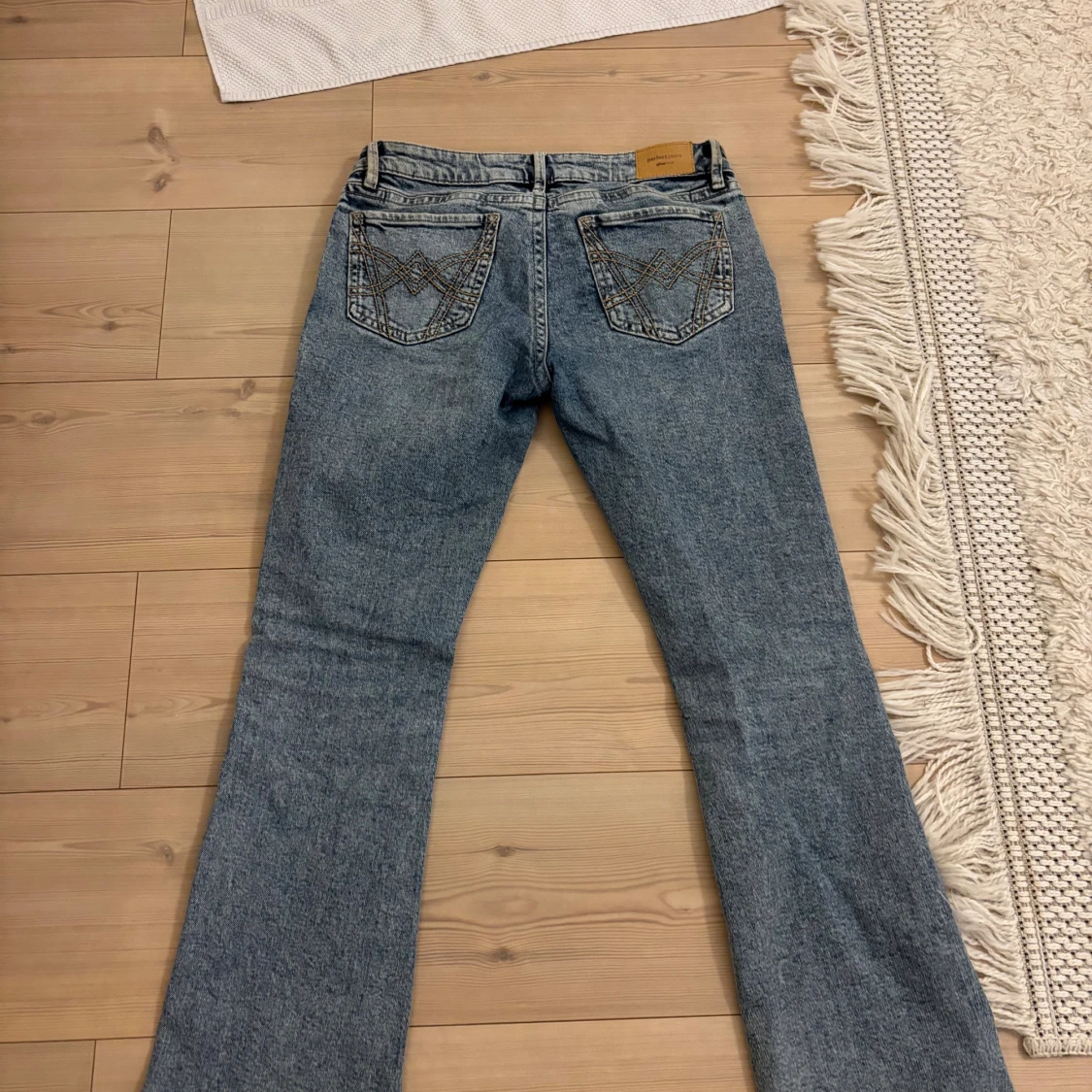 Blå bootcut lågmidjade jeans från Gina tricot  - 1