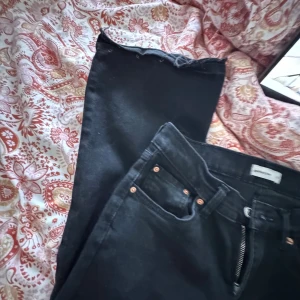 Svarta lågmidjade, bootcut jeans - Säljer ett par svarta lågmidjade jeans som e bootcut. Från Gina Tricot, bilder på skickar privat. 🥰