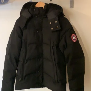 Canada goose jacka - Dags att sälja min canada goose jacka (äkta) då den blivit liten på mig. Inga skador eller något liknande på jackan. Den är i använt / gott skick. Pris kan diskuteras vid snabbaffär!