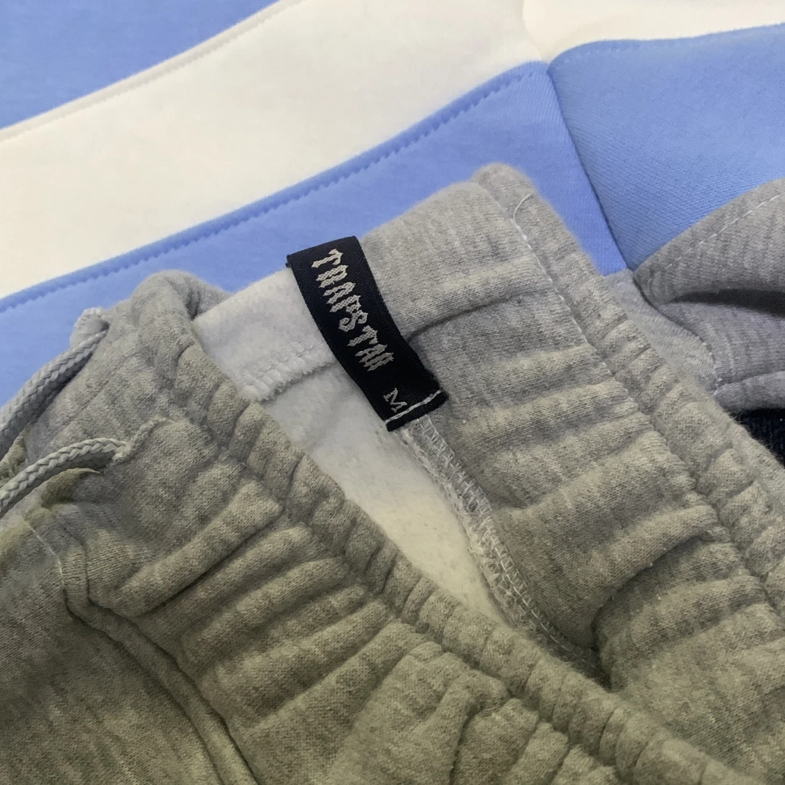 Blå och grå hoodie från Trapstar - 2