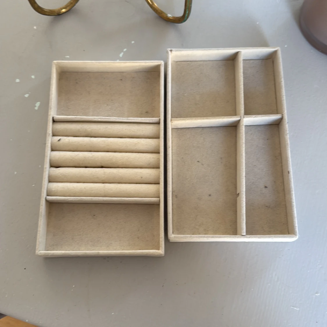 Beige smyckesförvaring i kartong