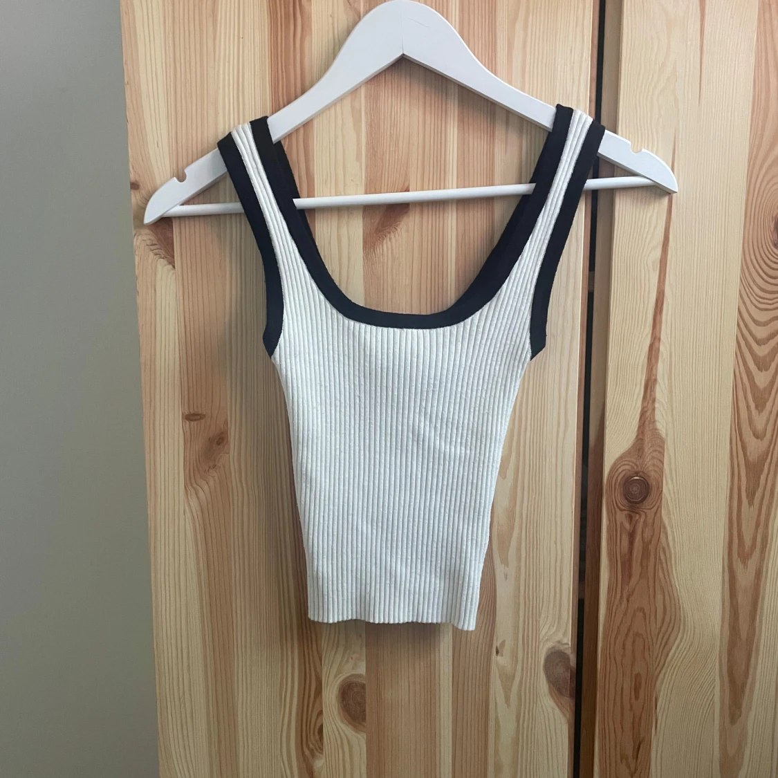 Vit ribbad linnetopp med svarta kanter - 2