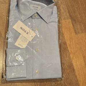 Skjorta Eton helt ny 39 - Helt ny ljusblå skjorta från Eton. Contemporary .39. En likadan finns öppen och en använd en gång i en annan annons här