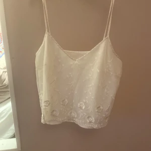 Mönstrat linne - Ett ganska litet linne som passar till ett par jeans inte använt mycket så det är ett bra skick! Dock är storleken väldigt oklar då den linnet inte är köpt i Sverige men skulle säga att det är storlek xxs. 