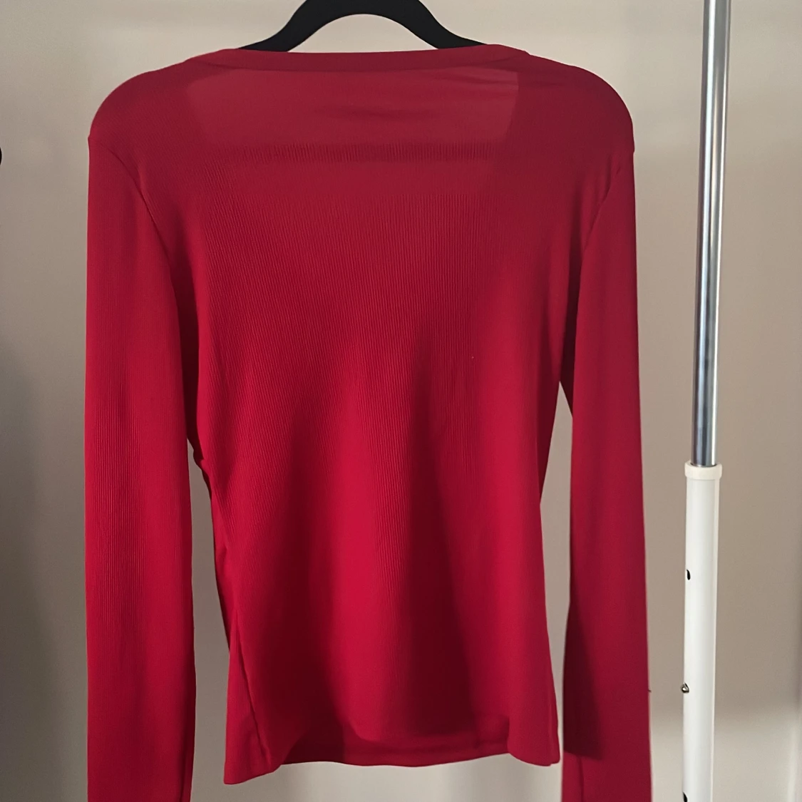 Röd omlottopp med ribbad struktur - 1