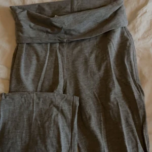 gråa leggings bootcut - gråa bootcut leggings från ginatricot, hög midja som kan vikas ner. 