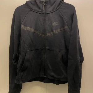 Nike Tech kofta - Svart Nike Tech fleece i  bra skick. Tröjan är lite stor i storleken den har storlek S men passar även M. Använd ett fåtal gånger men har mest legat i en låda i garderoben då den inte passar min stil. Öppen för prisförslag vill få bort från garderoben☺️
