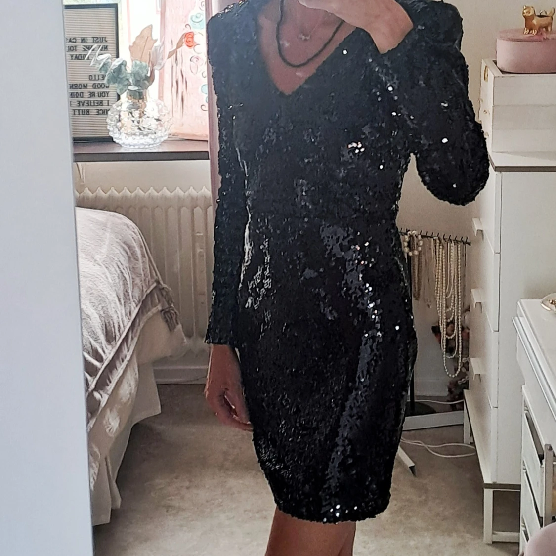 Svart glittrig paljettklänning - 2