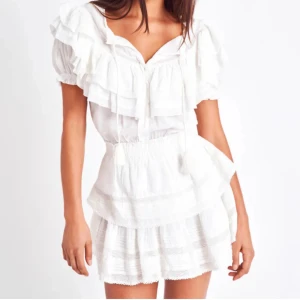 Studentklänning - Love shack fancy vit volang klänning i nyskick! Aldrig använd så inga defekter💗 storlek s. Superfin till t.ex student eller midsommar!❤️