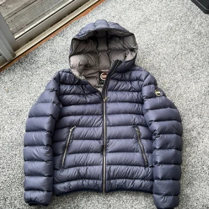 Colmar jacka  - Nu har vi fått in vinterjackor från märket Colmar som levererar hög och långvarig kvalite! Nypris ca 5000 vårt pris 1999! Storlek 16 y passar för 170-178 isch!  Skick 8,5/10 hör av dig vid frågor🤩