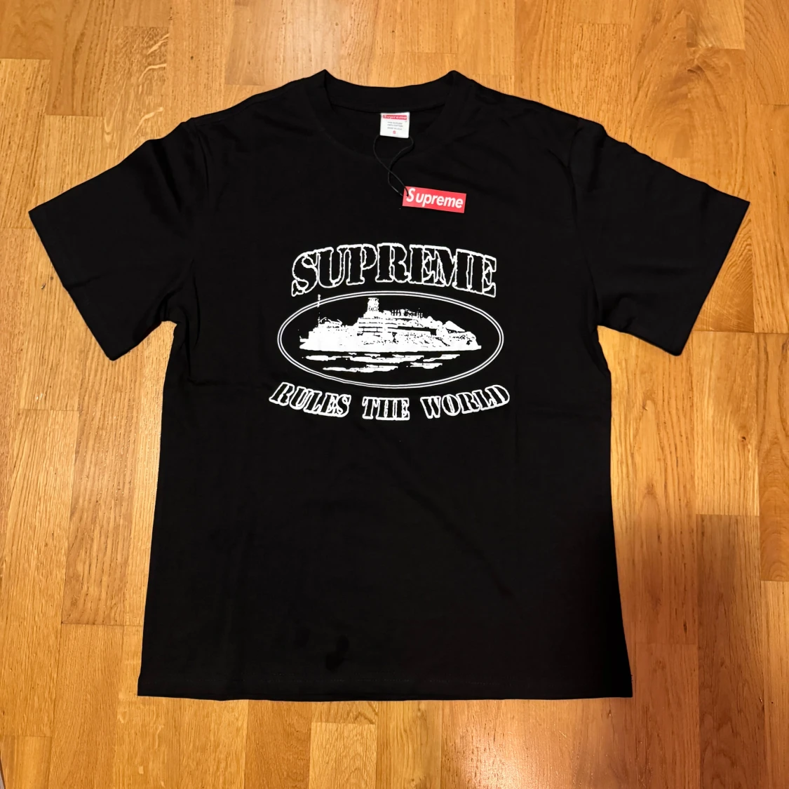 Supreme svart t-shirt med tryck
