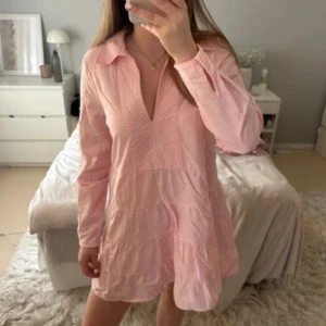 Rosa klänning - Rosa kortare klänning/ tunika från Zara i storlek M men sitter mer som en xs/ liten s, köpt på vinted men säljer då den ej passar. Finns litet märke på bakre vänstra ärmen som syns lite på bild 3 men inget som egentligen märks