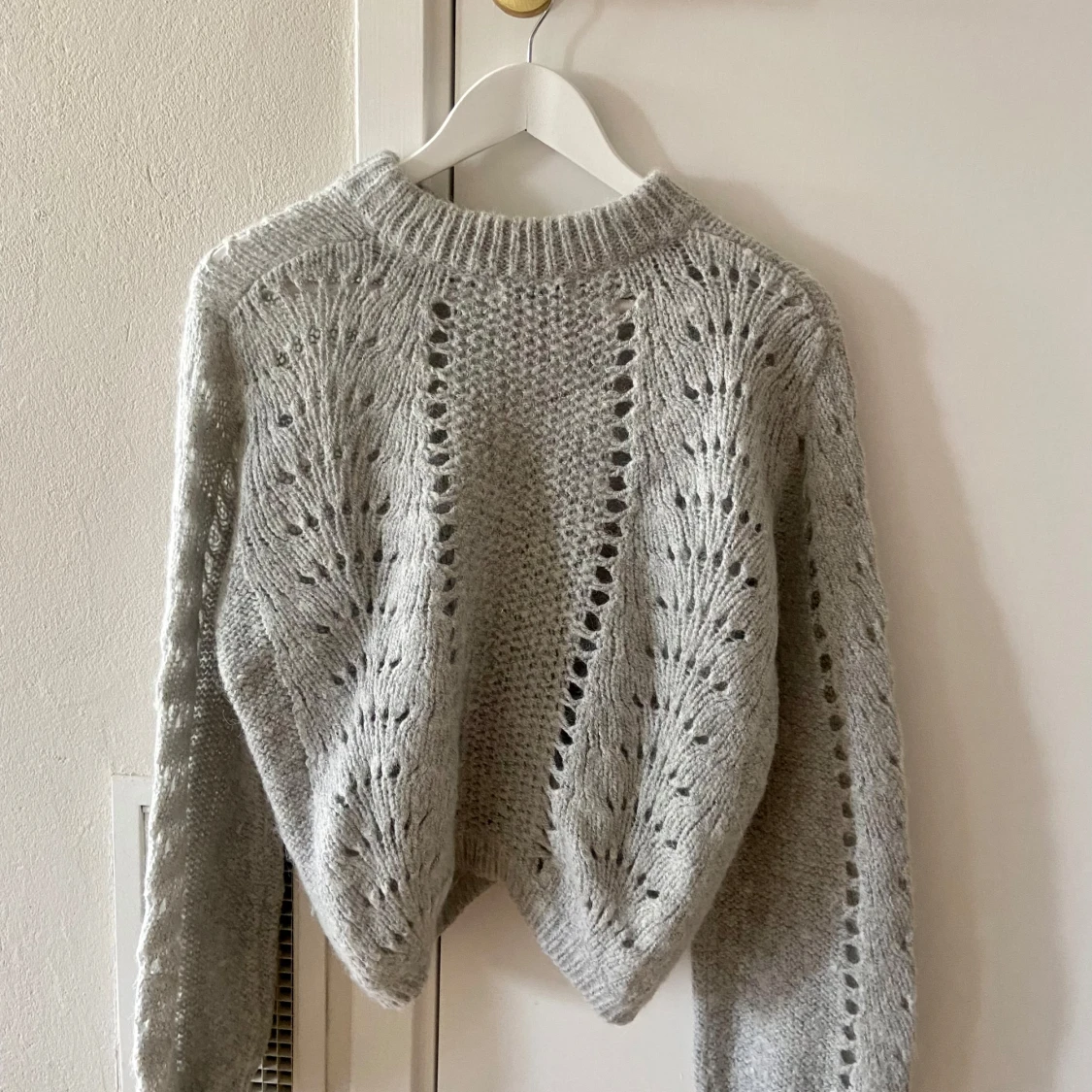 Grå stickad tröja med hålmönster
