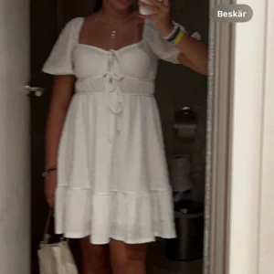 Vit kortklänning med snörning - Köpt från Gina Tricot, jättebra skick som ny!! 