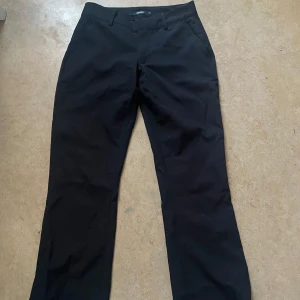Lågmidjade kostymbyxor från BikBok - Lågmidjade svarta kostymbyxor från BikBok i storlek 34. Säljer pga fel storlek.