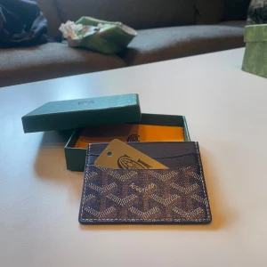 Blå korthållare - Skriv om ni har frågor eller undrar något 