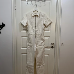 Mango jumpsuit - Den virala jumpsuiten från mango. Nyskick, använd någon enstaka gång men den är inte riktigt min stil. 