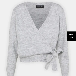 Grå omlottkofta från Even&Odd XS - Mysig grå omlottkofta från Even&Odd i stickad kvalitet. Koftan har långa ärmar, ribbade muddar och knytband i midjan för en snygg passform. Perfekt att slänga på sig när det är lite kyligt ute. aldrig använt str xs