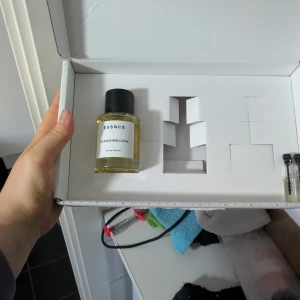 Essence Carashmellow Eau de Parfum 50ml + Very Cherry Sample - Parfymen Carashmellow från ESSNCE i en stilren, rund glasflaska med svart lock. Innehåller 50 ml Eau de Parfum med gul vätska. Parfymen är helt ny och oanvänd och jag kommer inte gå ner i pris, utan de är endast köp nu som gäller. De medföljer även två provrör de är doften Very Cherry samt High on chai, dessa prover är testade och ingår gratis. Så priset är endast för carashmellow Perfekt för dig som gillar unika och söta dofter. 
