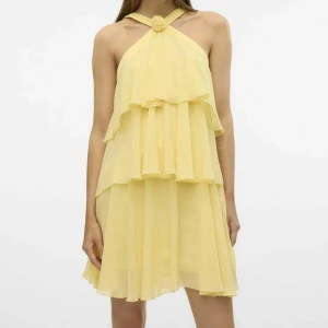 Gul klänning volang💛💛💛 - Säljer denna asfina populära klänningen från Vero Moda! Aldrig använd💛💛💛💛💛🌻🌻🌻🌻🌻