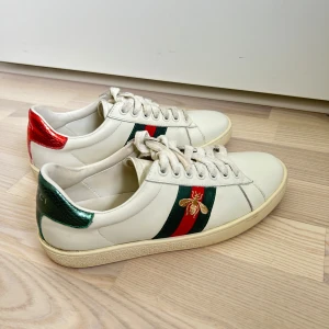 Gucci Ace sneakers - Äkta Gucci Ace sneakers, väldigt fräscha fortfarande. Tyvärr inget kvitto kvar därav priset. Nypris 8500kr.