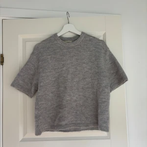stickad tröja  - Mysig grå stickad tröja från Gina Tricot med korta ärmar. Använd fåtal gånger 🤗