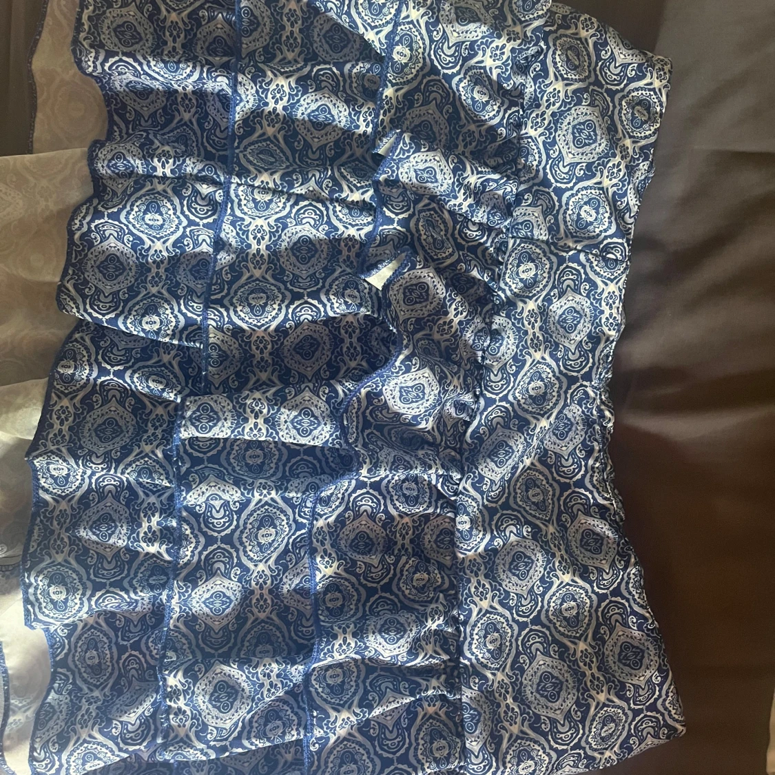 Blåvit volangkjol med mönster