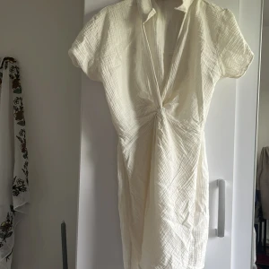 Strandklänning - Strandklänning från gina trixot i storlek S, liten osynlig fläck finns men inget som förstör klänningen ! 