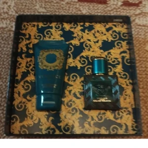 Versace Eros parfymset - Lyxigt parfymset från Versace Eros med en Eau de Toilette och en Invigorating Shower Gel. Båda produkterna kommer i snygga blå och guldiga förpackningar med klassiskt Versace-mönster. Perfekt presentförpackning för dig som gillar exklusiva dofter.