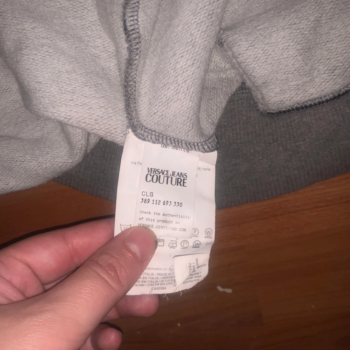 Grå hoodie från Versace Jeans Couture - 1