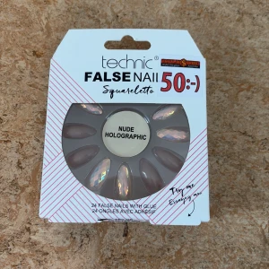 Technic lösnaglar Nude Holographic - Säljer ett set med 24 st lösnaglar från Technic i modellen Squareletto. Naglarna har en mix av nude och holografisk finish, med både glansiga nude-toner och skimrande holografiska naglar. Lim medföljer i förpackningen( vet inte om limmet funkar). Perfekt för dig som vill ha snygga naglar snabbt!