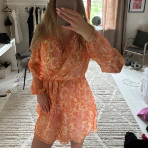 Klänning - Orange klänning från Amisu i storlek M men sitter som S skulle jag säga, köpt på Plick men aldrig använd och därav lappen kvar!