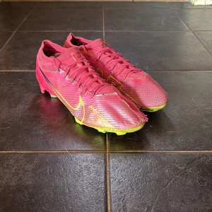 Nike Mercurial rosa fotbollsskor - Säljer ett par Nike mecurial fotbollsskor som är i dåligt skick men funkar att spela med. Jag säljer dom för att skorna har växt ur mig. Box tillkommer med skorna. 