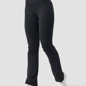 Svarta bootcut thights från ICANIWILL - Svarta thights från ICANIWILL med bootcut-snitt och hög midja. Tillverkade i stretchigt syntetmaterial som sitter skönt och följsamt. Perfekta för träning eller chill, med diskret logga framtill i midjan. Original pris 800kr, aldrig använda endast testade