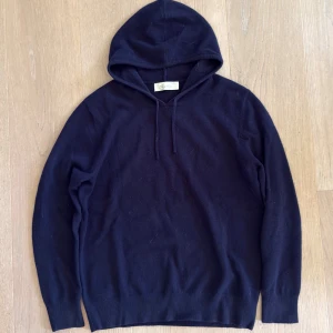 Mörkblå Kashmir Hoodie - Fet kashmir hoodie från Sayless, nypris 899. Hoodien är använd fåtal gånger och är därav i utmärkt skick. Hör av er vid frågor eller om fler bilder önskas!
