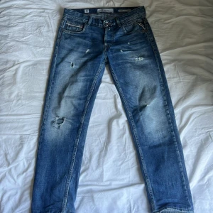 Replay Grover straight jeans blå 27 - Blå jeans från Replay, modell Grover straight fit. Passar även dig som har 28 i midja. Pris är ej hugget i sten!