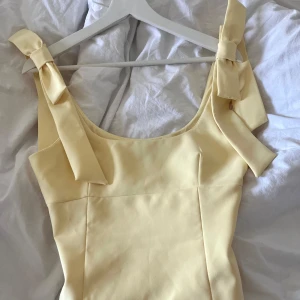 Zara topp - den virala gula zaratoppen, såå snygg men tyvärr passar den inte så bra 💛💛 har använt den en gång