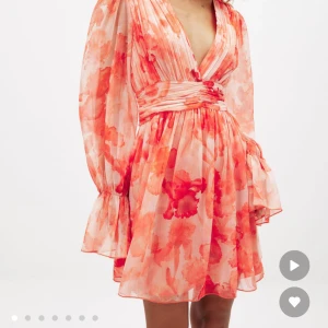 NAKD Blommig kortklänning med volang - Superfin kortklänning med blommigt mönster i storlek 36. Klänningen har v-ringning, markerad midja och långa, luftiga ärmar med volangdetaljer. Perfekt för sommarens alla tillfällen och ger en romantisk vibe. Aldrig använd.