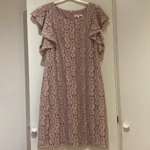 Ljusrosa spetsklänning - DRY LAKE - Superfin gammelrosa kortklänning från MQ (märke Dry Lake) med blommigt spetsmönster och volangdetaljer på ärmarna. Klänningen har rund halsringning och är helfodrad. Perfekt för dig som vill ha en romantisk och feminin look. 🩷ANVÄND ENDAST 1 GÅNG 