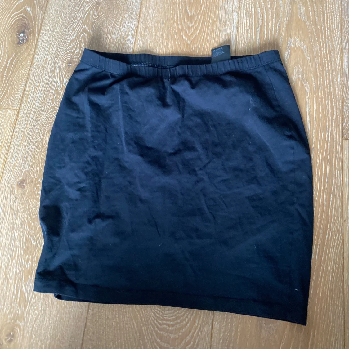 Svart basic kortkjol från H&M