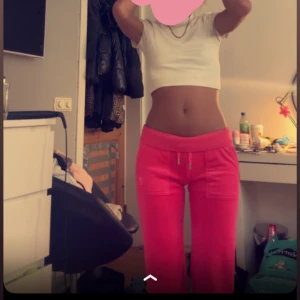 Rosa mjukisbyxor med snörning - Säljer ett par snygga rosa mjukisbyxor med bred resår i midjan och snörning framtill. Byxorna har raka ben och två stora fickor framtill. Perfekta för en chill och avslappnad stil. Då dom inte kommer till användning så mycket vill jag sälja dom, pris kan diskuteras vid snabb affär, fler bilder kan skickar vid intresse! 